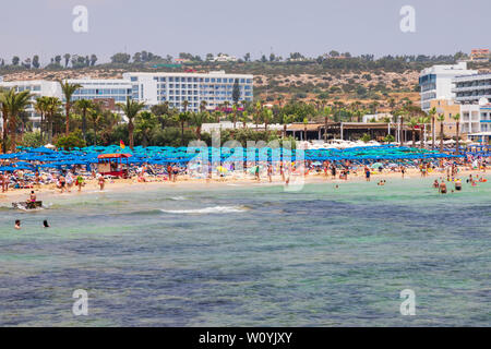 I turisti sulla spiaggia Pantachou e nuotare nel mare, Ayia Napa, città di Paralimni, Cipro Foto Stock