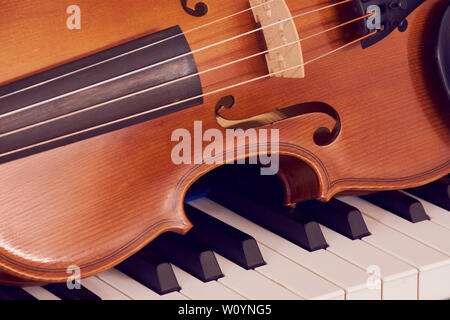 Close up di un violino giacente su di un piano con fori f Foto Stock