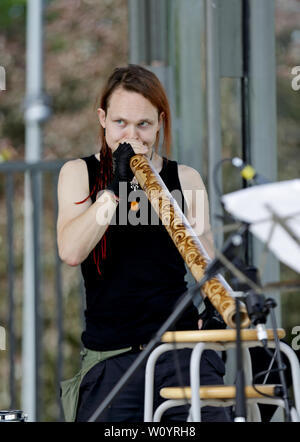 Tampere Finlandia 06/12/2019 parco pubblico una banda di tamburini e soffianti training su un palco al centro della città nelle calde sere d'estate. Foto Stock