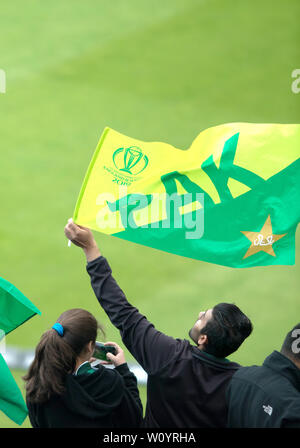 26 Giugno 2019 - Pakistan sostenitori appassionatamente a sostenere la loro squadra contro la Nuova Zelanda a Edgebaston, Birmingham durante il 2019 ICC World Cup Foto Stock