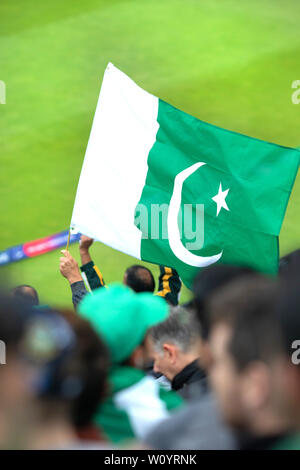 26 Giugno 2019 - Pakistan sostenitori appassionatamente a sostenere la loro squadra contro la Nuova Zelanda a Edgebaston, Birmingham durante il 2019 ICC World Cup Foto Stock