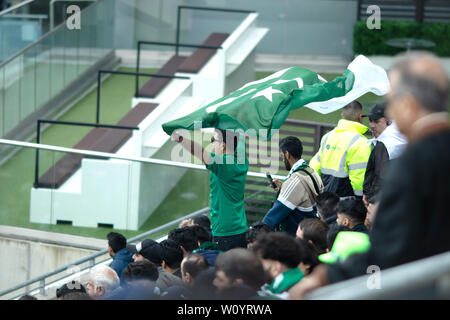 26 Giugno 2019 - Pakistan sostenitori appassionatamente a sostenere la loro squadra contro la Nuova Zelanda a Edgebaston, Birmingham durante il 2019 ICC World Cup Foto Stock