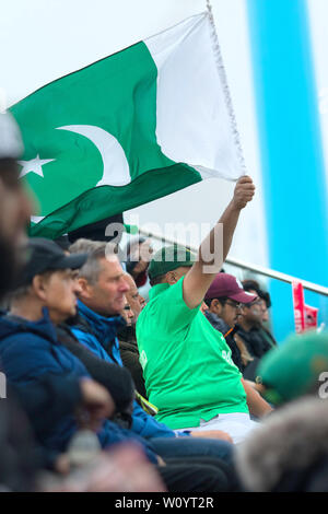 26 Giugno 2019 - Pakistan sostenitori appassionatamente a sostenere la loro squadra contro la Nuova Zelanda a Edgebaston, Birmingham durante il 2019 ICC World Cup Foto Stock