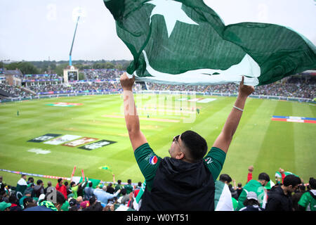 26 Giugno 2019 - Pakistan sostenitori appassionatamente a sostenere la loro squadra contro la Nuova Zelanda a Edgebaston, Birmingham durante il 2019 ICC World Cup Foto Stock