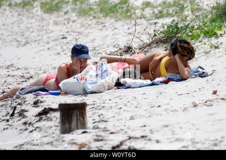 Bracklesham Road, Hayling Island. Il 28 giugno 2019. Una bella giornata di sole lungo la costa sud di oggi. Trippers giorno godendo il meteo a Hayling Island Club Vela in Hampshire. Credito: James jagger/Alamy Live News Foto Stock