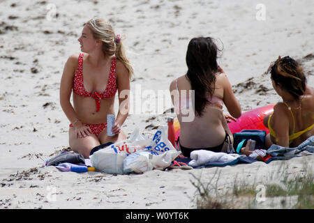 Bracklesham Road, Hayling Island. Il 28 giugno 2019. Una bella giornata di sole lungo la costa sud di oggi. Trippers giorno godendo il meteo a Hayling Island Club Vela in Hampshire. Credito: James jagger/Alamy Live News Foto Stock