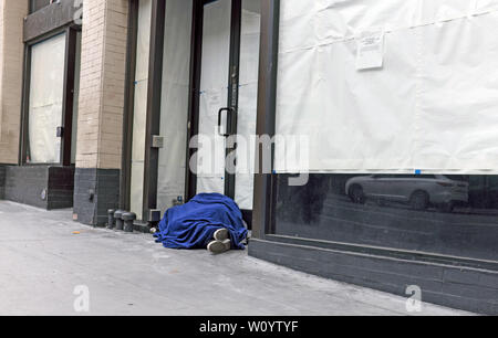 Persona senza tetto che dorme in una porta a San Francisco, California, Stati Uniti. Foto Stock