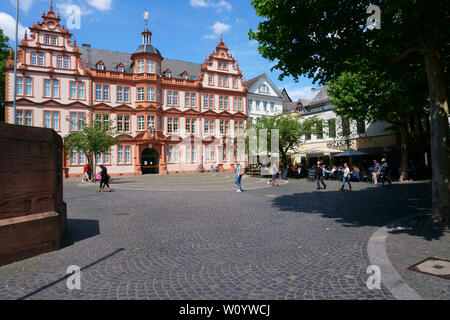 Mainz, Germania - 27 Maggio 2019: pedoni e passanti nonché ristorante i visitatori del Hintz e Kuntz davanti al Museo Gutenberg su Ma Foto Stock