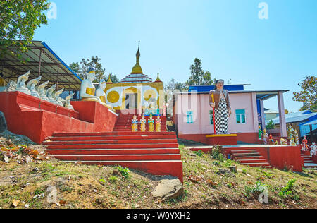 La Scenic Nat santuari a Popa Taung Kalat monastero con molte statue, immagini di Buddha e decorati edifici, Myanmar Foto Stock