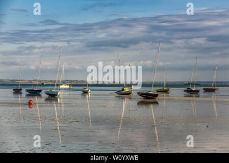 SOUTHEND-ON-SEA, ESSEX - 10 LUGLIO 2018: Piccole barche e riflessi in bassa marea nella zona di Thorpe Bay della città Foto Stock