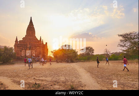 BAGAN, MYANMAR - 26 febbraio 2018: un gruppo di ragazzi gioca chinlone (caneball) - Tradizionale gioco birmano, tra antichi templi della vecchia Bagan archeo Foto Stock