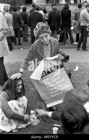 Festival nazionale della luce Londra settembre 1971 era un breve movimento grassroots formata da cristiani britannici interessati circa la crescita della società permissiva e i cambiamenti sociali nella società inglese. Hyde Park, 1970S UK vecchi donna anziana che tentano di convincere la generazione più giovane del cammino di vita cristiana. 70S UK HOMER SYKES Foto Stock