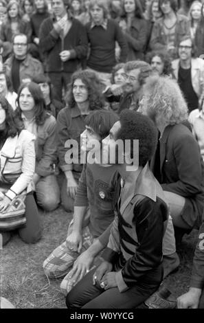 Il Gay Liberation Front Gay Liberation Movement, dimostrata contro il Festival nazionale della luce. Due uomini gay che manifestano contro il Festival della luce nel rally di Hyde Park Londra Settembre 1971 Festa della luce era un cristiano movimento di protesta contro gli inglesi la cosiddetta società permissiva Londra Uk 1970S UK HOMER SYKES Foto Stock