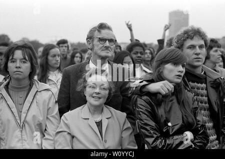 Festival nazionale della luce Londra settembre 1971 era un breve movimento grassroots formata da cristiani britannici interessati circa la crescita della società permissiva e i cambiamenti sociali nella società inglese. Hyde Park, 1970S UK volti in una folla. HOMER SYKES Foto Stock