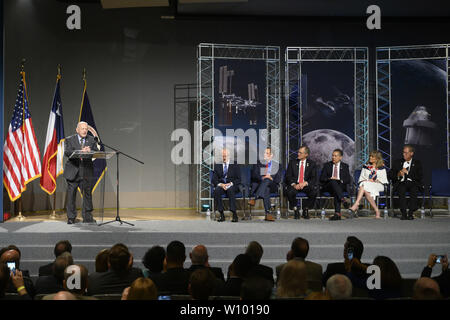 Webster, Texas, Stati Uniti d'America. Il 28 giugno, 2019. Apollo 11 Direttore di volo Gene Krantz parla come dignitari raccogliere presso la NASA al di fuori di Houston di dedicare il Mission Control Center in onore del cinquantesimo anniversario di Apollo 11's 1969 sbarco sulla luna. Krantz aiutato amministratore della NASA Jim Bridenstine tagliare il cerimoniale di nastro. Credito: Bob Daemmrich/ZUMA filo/Alamy Live News Foto Stock