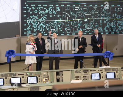 Webster, Texas, Stati Uniti d'America. Il 28 giugno, 2019. Dignitari raccogliere nel restaurato il controllo della missione della Nasa a Houston al di fuori di dedicare il suo restauro in onore del cinquantesimo anniversario di Apollo 11's 1969 sbarco sulla luna. Il direttore di volo Gene Krantz aiuta l'Amministratore NASA Jim Bridenstine tagliare il cerimoniale di nastro. Credito: Bob Daemmrich/ZUMA filo/Alamy Live News Foto Stock