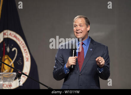 Webster, Texas, Stati Uniti d'America. Il 28 giugno, 2019. Amministratore della NASA Jim Bridenstine, parla della sua visione sul passato e il futuro degli Stati Uniti di esplorazione spaziale gli sforzi di cerimonie al di fuori di Houston. La missione del Centro di Controllo di Apollo 11 è stato successivamente dedicato dopo un multi-milioni di dollari di sforzo di ricostruzione che coincide con il cinquantesimo anniversario. Credito: Bob Daemmrich/ZUMA filo/Alamy Live News Foto Stock