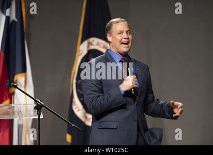 Webster, Texas, Stati Uniti d'America. Il 28 giugno, 2019. Amministratore della NASA Jim Bridenstine, parla della sua visione sul passato e il futuro degli Stati Uniti di esplorazione spaziale gli sforzi di cerimonie al di fuori di Houston. La missione del Centro di Controllo di Apollo 11 è stato successivamente dedicato dopo un multi-milioni di dollari di sforzo di ricostruzione che coincide con il cinquantesimo anniversario. Credito: Bob Daemmrich/ZUMA filo/Alamy Live News Foto Stock