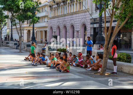 L'Avana, Cuba - 13 Maggio 2019: un gruppo di giovani studenti nel parco della vecchia città dell'Avana, capitale di Cuba, durante una luminosa e soleggiata mattina. Foto Stock