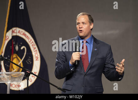 Webster, Texas, Stati Uniti d'America. Il 28 giugno, 2019. Amministratore della NASA Jim Bridenstine, parla della sua visione sul passato e il futuro degli Stati Uniti di esplorazione spaziale gli sforzi di cerimonie al di fuori di Houston. La missione del Centro di Controllo di Apollo 11 è stato successivamente dedicato dopo un multi-milioni di dollari di sforzo di ricostruzione che coincide con il cinquantesimo anniversario. Credito: Bob Daemmrich/ZUMA filo/Alamy Live News Foto Stock