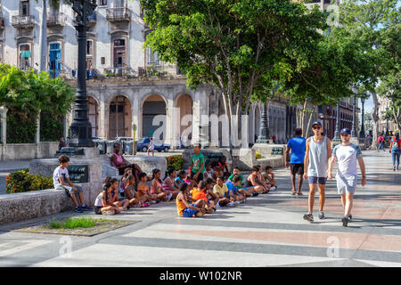 L'Avana, Cuba - 13 Maggio 2019: un gruppo di giovani studenti nel parco della vecchia città dell'Avana, capitale di Cuba, durante una luminosa e soleggiata mattina. Foto Stock