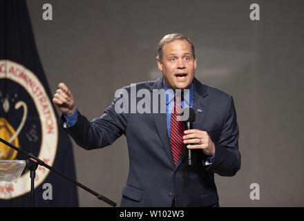 Webster, Texas, Stati Uniti d'America. Il 28 giugno, 2019. Amministratore della NASA Jim Bridenstine, parla della sua visione sul passato e il futuro degli Stati Uniti di esplorazione spaziale gli sforzi di cerimonie al di fuori di Houston. La missione del Centro di Controllo di Apollo 11 è stato successivamente dedicato dopo un multi-milioni di dollari di sforzo di ricostruzione che coincide con il cinquantesimo anniversario. Credito: Bob Daemmrich/ZUMA filo/Alamy Live News Foto Stock