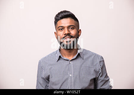 Giovani indiani uomo in piedi su sfondo bianco Foto Stock