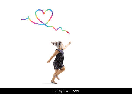 A piena lunghezza shot di una ragazzina in esecuzione con un nastro e la realizzazione di una forma di cuore isolato su sfondo bianco Foto Stock