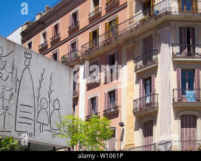 Il Museo di Picasso fregio giustapposto contro vecchi fabbricati a mano a mano che ci si avvicina al Quartiere Gotico di Barcellona, Spagna. Foto Stock