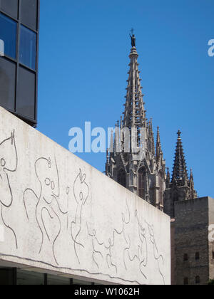 Picasso fregio sul Museo di Picasso, giustapposto contro il xiv c. La Seu cattedrale, come uno si avvicina al Quartiere Gotico. Barcellona, Spagna. Foto Stock