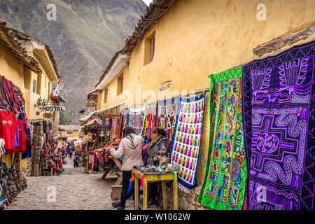 Cusco, Perù - 1 Maggio 2019 - passerella in ciottoli di Chinchero Village, la gente del posto nella Valle Sacra che vendono i loro prodotti Foto Stock