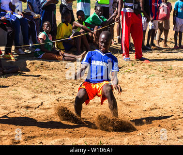 High School girl sbarco dopo un salto in lungo alla scuola Giochi Sport Festival in Chinhamapere Scuola secondaria Foto Stock