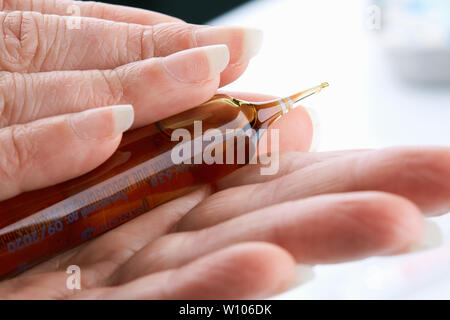 Chernivtsi, Ucraina - Luglio 20, 2018: Foto di big brown fiala con la medicina in mani. Foto Stock