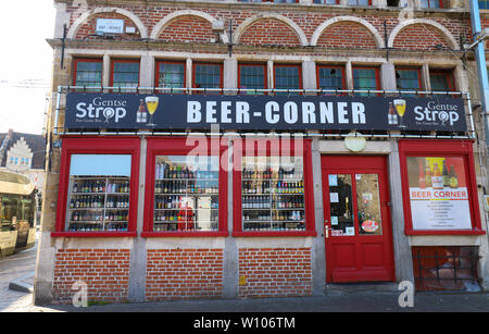 L'esterno di un negozio di birra a Gand. Grandi quantità di birra può essere visto sul display . Foto Stock