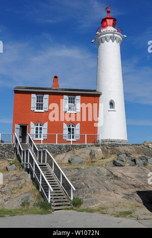 Una chiusura del FIsgard Lighthouse sotto un cielo limpido in Victoria BC, Canada. Foto Stock