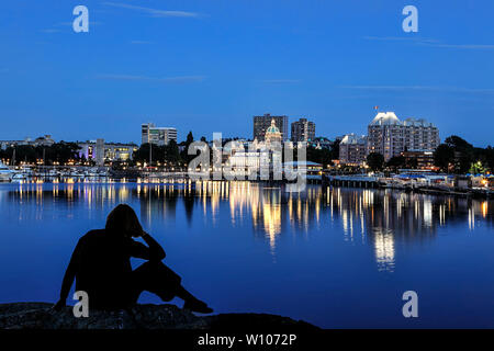 Affacciato sul porto interno al crepuscolo in Victoria BC, Canada. Foto Stock