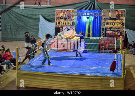 Cholita wrestling (Lucha Libre) a La Paz, in Bolivia Foto Stock