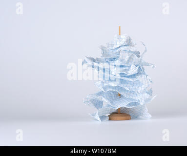 Pezzi strappati di white paper sono infilati su un bastone di legno, sfondo bianco spazio copia Foto Stock