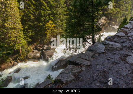 Mist Trail primaverile cade a Yosemite National Park, California, Stati Uniti d'America Foto Stock
