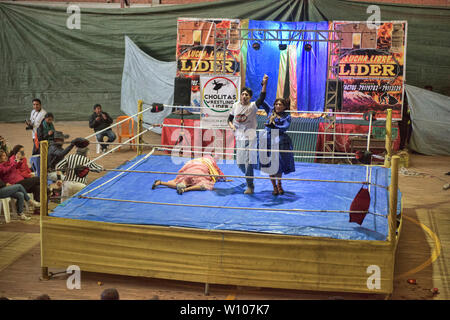 Cholita wrestling (Lucha Libre) a La Paz, in Bolivia Foto Stock