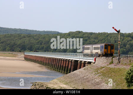 Classe 156 super sprinter diesel multiple-treno di unità azionate da nord attraversando Arnside viadotto sulla linea Furness in Cumbria il 28 giugno 2019. Foto Stock