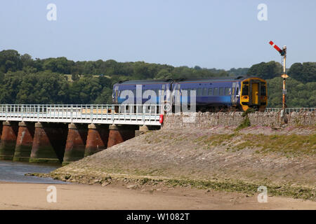 Classe 158 diesel multiple-treno di unità, Scotrail livrea, attraversando Arnside viadotto ferroviario su fiume Kent, Cumbria con servizio del Nord il 28 giugno 2019. Foto Stock