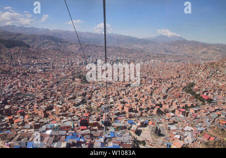Vista aerea della città dalla Mi Teleférico cabinovia, La Paz, Bolivia Foto Stock