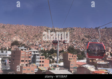 Vista aerea della città dalla Mi Teleférico cabinovia, La Paz, Bolivia Foto Stock