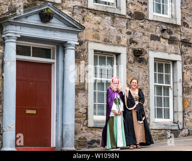 Giovani donne vestito in costume per turisti, Stirling Old Town, Scotland, Regno Unito Foto Stock