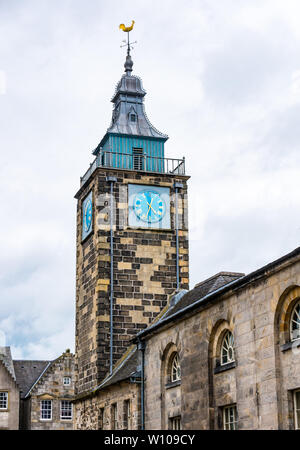 Tall vecchia storica torre dell'orologio di Tolbooth, Stirling Old Town, Scotland, Regno Unito Foto Stock