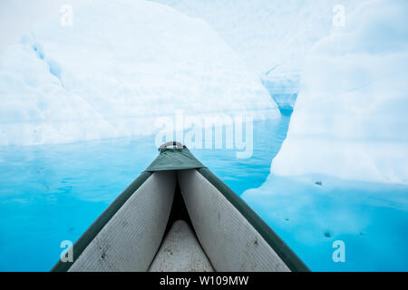 Ciò che appare come grandi iceberg sono davvero solo di ghiaccio del ghiacciaio dove l'acqua ha tagliato le gole anche se solido ghiaccio. Galleggiante attraverso uno di quei piano Foto Stock