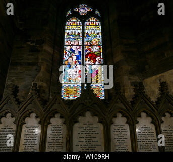 Vetrata raffigurante il Sermone sul Monte, finestra Ovest, Chiesa di Santa Rude, Stirling, Scozia, Regno Unito Foto Stock