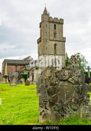 Chiesa di Santo Rude cimitero con vecchie lapidi, Stirling, Scozia, Regno Unito Foto Stock