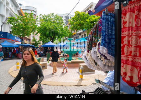 KOTA KINABULU, BORNEO - Giugno 2 PACK PRODOTTO PER IL CLIENTE. Kota Kinabalu Gaya Street domenica mercato folla di persone tra le bancarelle e i fornitori. Foto Stock